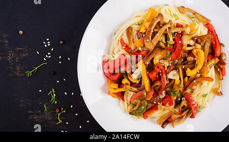 Nudeln mit shimeji Champignons und Paprika. Orientalische Mahlzeit. Japanische Shimeji Pilz Rühren braten. Ansicht von oben Stockfoto