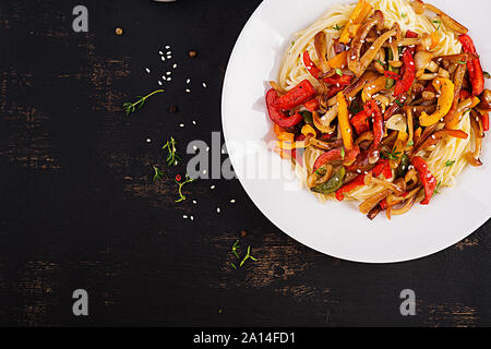 Nudeln mit shimeji Champignons und Paprika. Orientalische Mahlzeit. Japanische Shimeji Pilz Rühren braten. Ansicht von oben Stockfoto