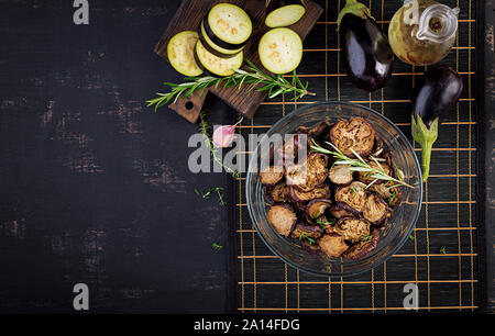 Italienische getrocknete Auberginen auf einem dunklen Tisch. Konserven. Italienische Vorspeise. Ansicht von oben Stockfoto