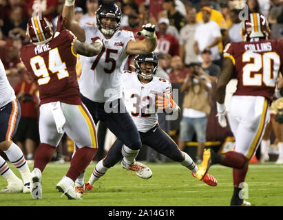 Chicago Bears zurück läuft David Montgomery (32) Trägt die Kugel hinter Offensive guard Kyle Lange (75) Im zweiten Quartal gegen die Washington Redskins an FedEx Field in Landover, Maryland am Montag, 23. September 2019. Die Verteidigung auf dem Spiel sind Washington Redskins Nase Gerät Daron Payne (94) und starke Sicherheit Landon Collins (20). Quelle: Ron Sachs/CNP | Verwendung weltweit Stockfoto
