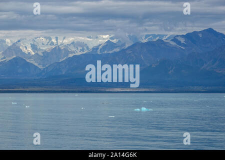 Ein Blick auf die Berge und Eisberge in den Wrangell National Park außerhalb von Hubbard Gletscher Alaska von einem Kreuzfahrtschiff. Stockfoto