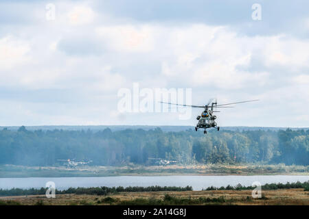 Ein Mi-8 Helikopter geht zurück in die Ausgangsposition nach Abschluss der Aufklärung für zwei Mi-17 Hubschrauber Einfügungen, die während einer Demonstration für Verehrte Besucher als Teil der Schnellen Trident2019 in Combat Training Center-Yavoriv, Sept. 20, 2019 Stockfoto