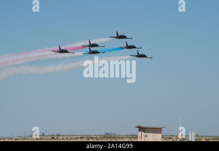 190921-N-UM 222-0319 LEMOORE, Calif (Sept. 21, 2019) die Patrioten Jet Team fliegen Tschechisch - Aero L-39 Albatros während der 2019 Naval Air Station (NAS) Lemoore Central Valley Airshow, Sept. 21, 2019 gebaut. Die patrioten Jet Team ist eine zivile Kunstflugstaffel Bildung Team, die in der Luft zeigt über den Westen der Vereinigten Staaten von Amerika (U.S. Marine Foto von Mass Communication Specialist 3. Klasse Jasmin Suarez) Stockfoto