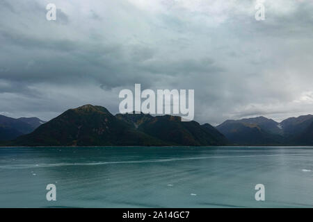 Ein Blick auf die Berge und Eisberge in den Wrangell National Park außerhalb von Hubbard Gletscher Alaska von einem Kreuzfahrtschiff. Stockfoto