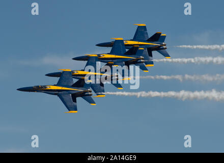 190922-N-UM 222-0184 LEMOORE, Calif (Sept. 22, 2019) der US-Navy Flight demonstration Squadron, die Blue Angels, diamond Piloten fliegen in einer engen Formation während der 2019 Naval Air Station (NAS) Lemoore Central Valley Air Show, Sept. 22, 2019. Das Team ist geplant 61 Flugvorführungen an 32 Standorten in den USA und Kanada im Jahr 2019 durchzuführen. (U.S. Marine Foto von Mass Communication Specialist 3. Klasse Jasmin Suarez) Stockfoto