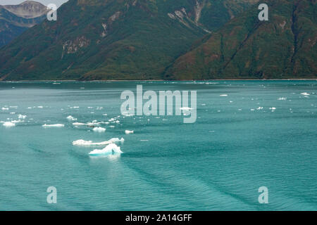 Ein Blick auf die Berge und Eisberge in den Wrangell National Park außerhalb von Hubbard Gletscher Alaska von einem Kreuzfahrtschiff. Blick auf die Berge und die Eisberge i Stockfoto