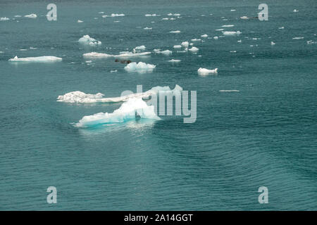 Eisberge an Hubbard Gletscher in Alaska als von einem Kreuzfahrtschiff gesehen. Stockfoto