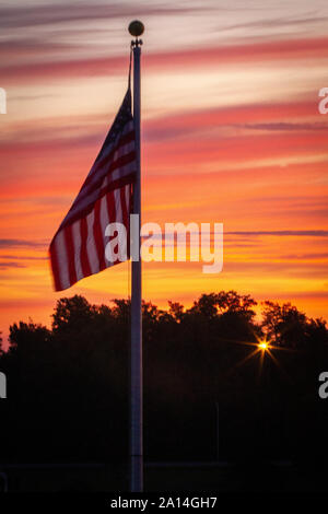 Anheben der Farben gerade vor dem 10 Mountain Division Soldaten und Familie Mitglieder beteiligen sich an einer Abteilung - wide Release ausführen, in Höhe von 4 Meilen, Fort Drum, N.Y., Sept. 20, 2019. Diese Veranstaltung wurde über die zusammen kommen als Abteilung und einem Team willkommen zu Hause 2 Brigade Combat Team und aus der 10 Combat Aviation Brigade auf ihren bevorstehenden Einsatz zu senden an Afghanistan zur Unterstützung der Operation Freiheit Sentinel. (U.S. Armee Foto von Sgt. 1. Klasse Bernardo Fuller) Stockfoto