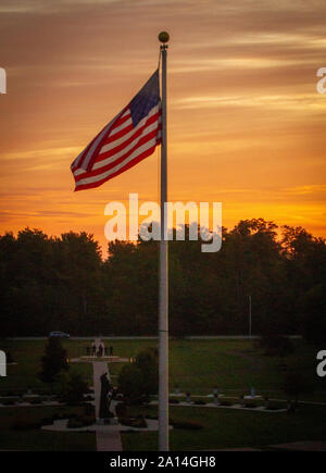 Anheben der Farben gerade vor dem 10 Mountain Division Soldaten und Familie Mitglieder beteiligen sich an einer Abteilung - wide Release ausführen, in Höhe von 4 Meilen, Fort Drum, N.Y., Sept. 20, 2019. Diese Veranstaltung wurde über die zusammen kommen als Abteilung und einem Team willkommen zu Hause 2 Brigade Combat Team und aus der 10 Combat Aviation Brigade auf ihren bevorstehenden Einsatz zu senden an Afghanistan zur Unterstützung der Operation Freiheit Sentinel. (U.S. Armee Foto von Sgt. 1. Klasse Bernardo Fuller) Stockfoto