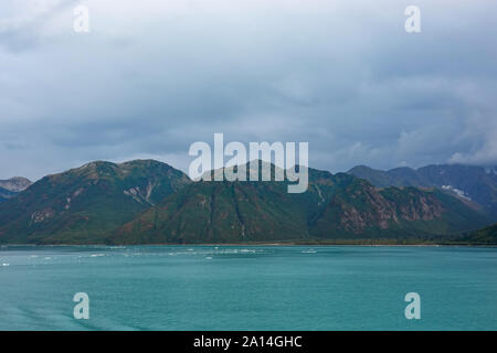 Ein Blick auf die Berge und Eisberge in den Wrangell National Park außerhalb von Hubbard Gletscher Alaska von einem Kreuzfahrtschiff. Blick auf die Berge und die Eisberge i Stockfoto