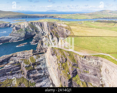 Ein Luftbild der spektakulären Kerry Klippen auf dem Skellig Küste der Grafschaft Kerry in Irland. Stockfoto