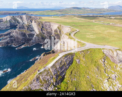 Ein Luftbild der spektakulären Kerry Klippen auf dem Skellig Küste der Grafschaft Kerry in Irland. Stockfoto