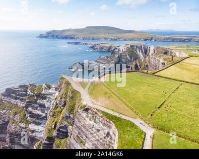 Ein Luftbild der spektakulären Kerry Klippen auf dem Skellig Küste der Grafschaft Kerry in Irland. Stockfoto