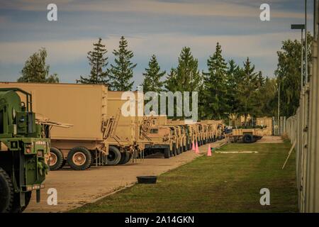 Soldaten des 601St Aviation Support Battalion, 1 Combat Aviation Brigade, 1 Infanterie Division führen landwirtschaftliche Reinigung in Vorbereitung für die erneute Bereitstellung. Stockfoto