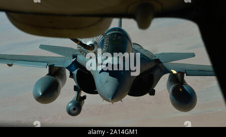 Eine französische Luftwaffe Dassault Rafale empfängt von der US Air Force KC-10 Extender an der 908th Expeditionary Air Refuelling Squadron aus Al Dhafra Air Base, Vereinigte Arabische Emirate, Aug 28, 2019 zugeordnet. Assets under U.S. Air Forces Central Command behalten Sie eine konstante Zusammenarbeit mit regionalen Luftstreitkräfte zu ergänzen und perfekte Funktionen bei Streben nach der Harmonie. (U.S. Air Force Foto: Staff Sgt. Chris Drzazgowski) Stockfoto