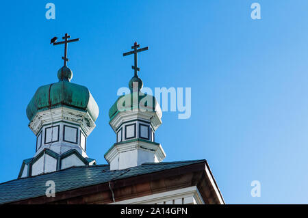 Hakodate orthodoxe Kirche - Russisch-orthodoxe Kirche Zwiebeltürme mit Kreuz im Winter unter blauen Himmel. Motomachi - Hakodate, Hakkaido Stockfoto