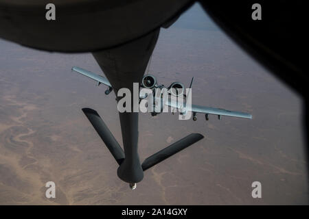 Ein US-A-10 Thunderbolt II nähert sich der Boom ein 28 Expeditionary Air Refuelling Squadron KC-135 Stratotanker während eines Combat Air Patrol Mission über eine stille Lage in Südwestasien, Sept. 21, 2019. Während der Mission, die KC-135 aircrew Sofern die Luftbetankung für ein Paar A-10 s und einer KC-10 an einem unbekannten Ort. (U.S. Air Force Foto von Master Sgt. Russ Scalf) Stockfoto