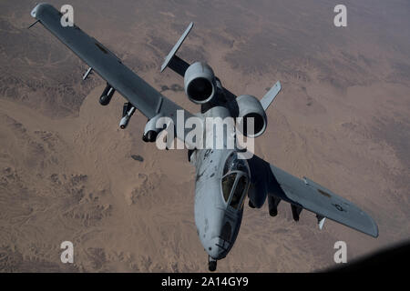 Ein US-A-10 Thunderbolt II fährt nach dem Tanken mit einem 28 Expeditionary Air Refuelling Squadron KC-135 Stratotanker während eines Combat Air Patrol Mission über eine stille Lage in Südwestasien, Sept. 21, 2019. Während der Mission, die KC-135 aircrew Sofern die Luftbetankung für ein Paar A-10 s und einer KC-10 an einem unbekannten Ort. (U.S. Air Force Foto von Master Sgt. Russ Scalf) Stockfoto