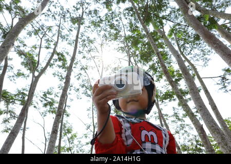 Ein Foto von einem Kind mit einer Kamera, Technologie ist immer einfacher für allli Stockfoto