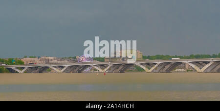 Riesenrad nächste Brücke in Maryland zu Zement als aus Alexandria Virginia gesehen Stockfoto