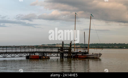 Weißes, traditionelles Ketsch mit hölzernen Masten auf Dock am Potomac River Stockfoto