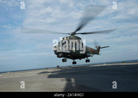 Eine rumänische Marine IAR-330 mittlerer Hubschrauber an Bord der USS Mount Whitney. Stockfoto