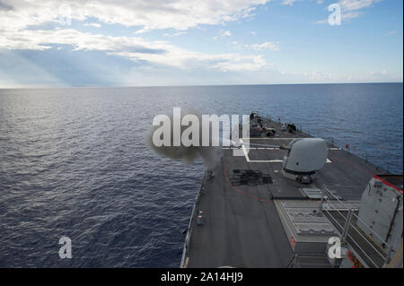 USS Ross (DDG71) Brände die MK 45 5-Zoll leichte Pistole. Stockfoto