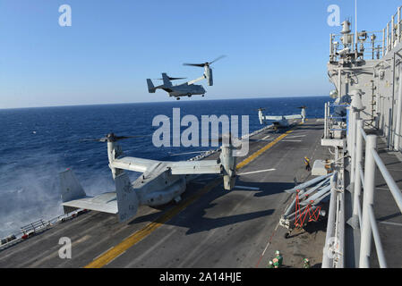 Eine MV-22 Osprey aus der Amphibisches Schiff USS Bataan. Stockfoto