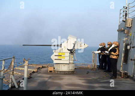 Segler Feuer eine 30 mm Kanone an Bord die britische Marine Royal Fleet Auxiliary ship Cardigan Bay. Stockfoto