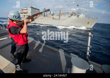 Gunnerâ € ™ s Mate Seemann feuert einen Schuß aus einer modifizierten M-14 Gewehr. Stockfoto