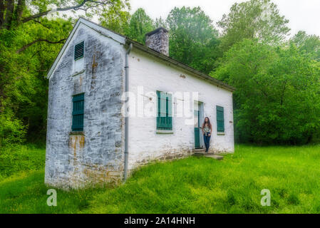 Frau von lock keepers weißes Haus mit grünen Fensterläden und Türen auf der Chesapeake und Ohio Canal Stockfoto