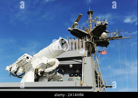 Eine Demonstration der Laser Waffensystem an Bord der USS Ponce. Stockfoto