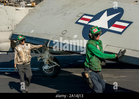 Aviation Strukturmechanik gehen die Flügel eines E-2C Hawkeye. Stockfoto