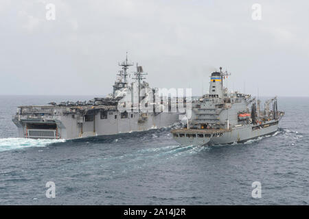 USS Iwo Jima führt eine im Gange Auffüllung mit usns Patuxent. Stockfoto