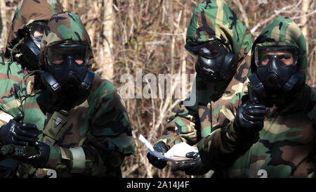 Us-Marines auf eine chemische, biologische, radiologische und nukleare Verteidigung Training. Stockfoto