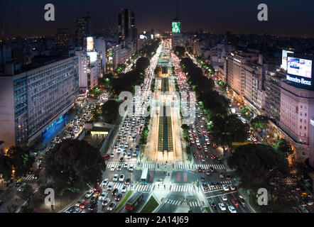 Buenos Aires, Argentinien - 4. Mai 2015: Rush Hour und Verkehr auf der sreets von Buenos Aires Stadt. Dieses Foto zeigt die 9 de Julio Avenue. Stockfoto