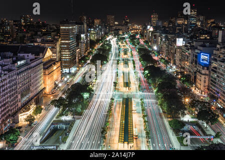 Buenos Aires, Argentinien - 4. Mai 2015: Rush Hour und Verkehr auf der sreets von Buenos Aires Stadt. Dieses Foto zeigt die 9 de Julio Avenue. Stockfoto