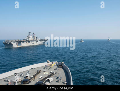 USS Green Bay ist unterwegs mit Angriff Schiff USS BONHOMME RICHARD und Koreanische Marine Schiffe. Stockfoto