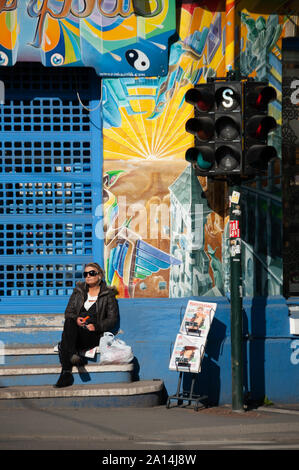 Oslo, Norwegen - 11 April 2010: Norwegische Volk mag Karotte unter der Sonne zu essen Feiern der Frühling kommt. Olaf Ryes Plass. Stockfoto