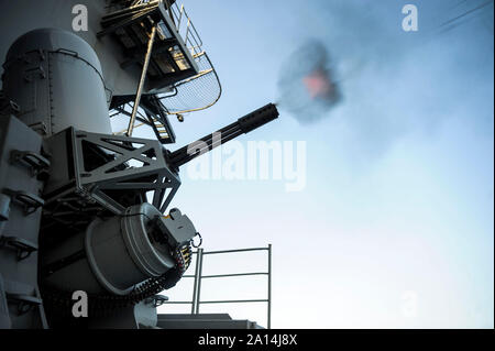 Eine Phalanx schließen - in waffensystem an Bord der USS Theodore Roosevelt ausgelöst wird. Stockfoto