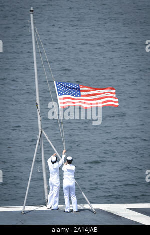 Aviation Ordnancemen shift Farben auf dem Flugdeck der USS Ronald Reagan. Stockfoto