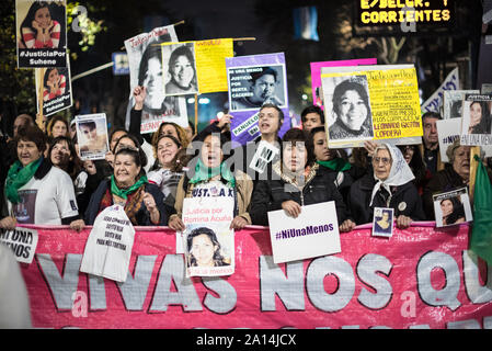 Buenos Aires, Argentinien - 03. Juni 2016: Feministische urspruenglich auf den Straßen von Buenos Aires. Es ist der Anfang der Bewegung nicht weniger. Stockfoto