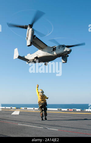 Eine MV-22 Osprey aus der Flight Deck der USS BONHOMME RICHARD. Stockfoto