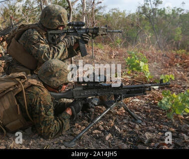 Us Marine Sehenswürdigkeiten während Gefährte Marine bereitet seine M240B medium Maschinengewehr zu feuern. Stockfoto