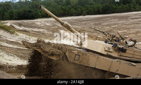 Us-Marines einen M1 Abrams Tank über eine Schmutz berm. Stockfoto