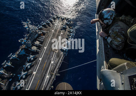 Us-Segler eine spezielle patrouille Einsetzen/Ausziehen übung Verhalten an Bord USS Ronald Reagan. Stockfoto