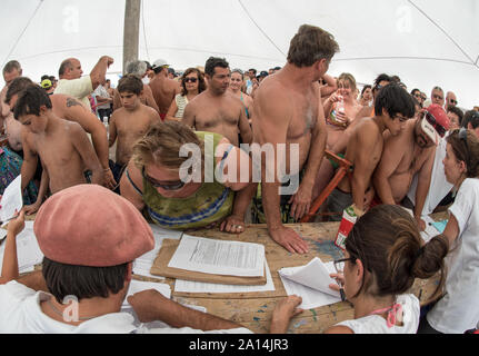 Buenos Aires, Argentinien - 29. Januar 2017: Einwohner der Stadt Carhué, Menschen, die versuchen, sich zu registrieren, einen neuen Weltrekord für das Guinness zu erreichen Stockfoto