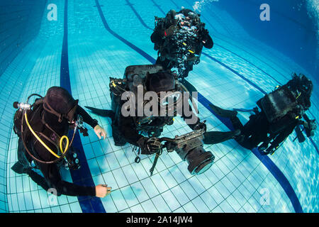 Taucher mit DNS-300 Unterwasser sonar-System. Stockfoto