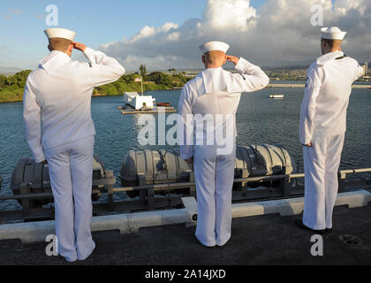 U.S. Navy Segler machen Ehren das USS Arizona Memorial. Stockfoto