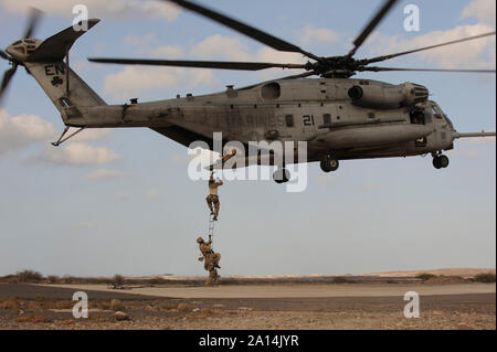 Pararescuemen aussteigen aus einer CH-53 Super Hengst Hubschrauber. Stockfoto